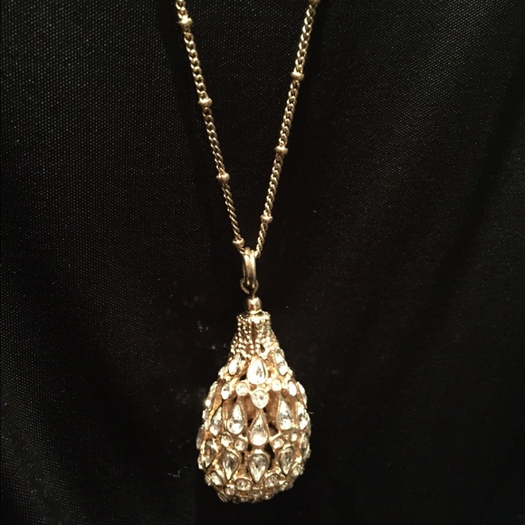 Sequin Swarovski egg shaped pendant in gold.