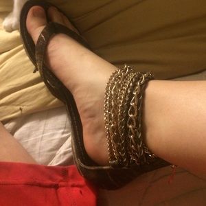 Super cute zigi sandals