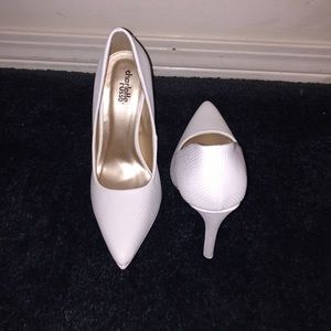 White pumps, snake skin pattern