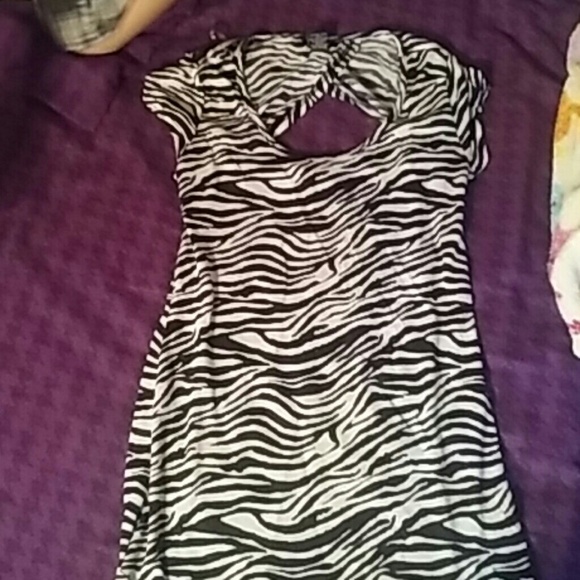 Zebra striped shirt w/cutout on the back - Picture 1 of 2