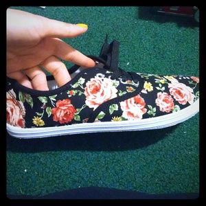 Rose pattern shoes