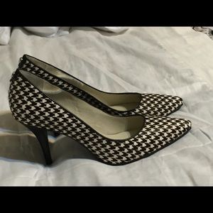 Black and White Sz8 Michael Kors Heels