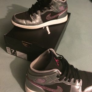 7Y Jordan's. Fits a woman's 8 1/2-9