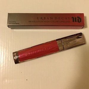 Urban Decay Revolution Lipgloss in Assassin