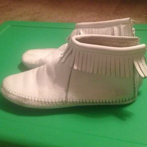Res. @msjourney Minnetonka white leather booties