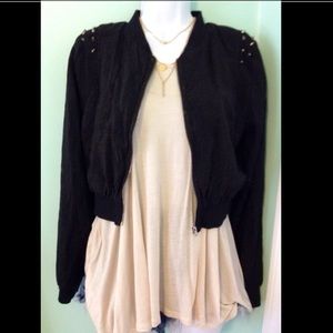 ❤️SOLD❤️Zip up black studded jacket