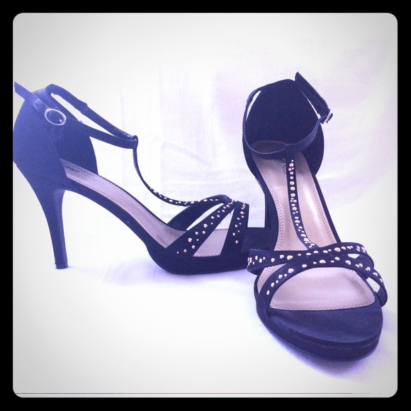 Fioni Shoes - Elegant Fioni shoes with metal studs.