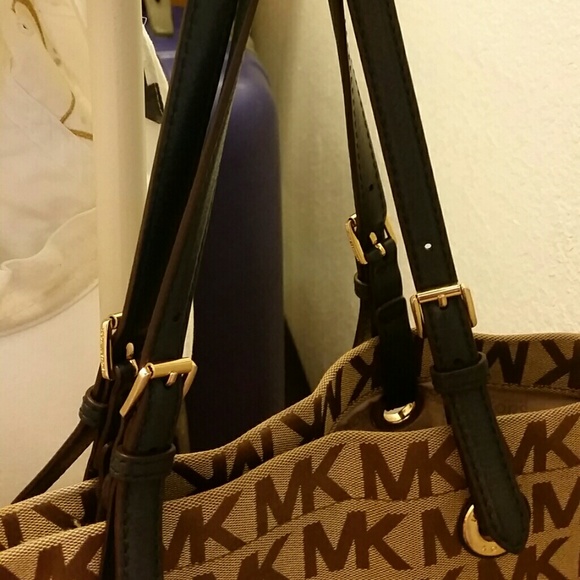 MK Purse - Picture 2 of 3