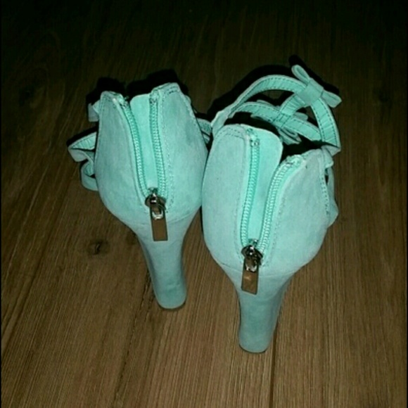 Beautiful Turquoise Edge - Picture 2 of 4