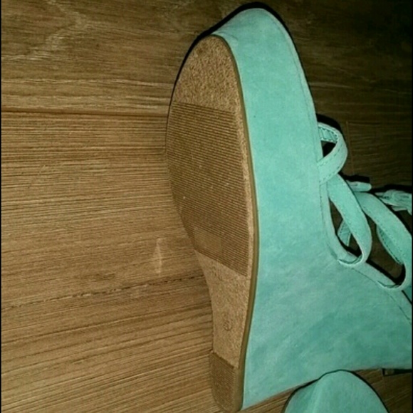 Beautiful Turquoise Edge - Picture 3 of 4