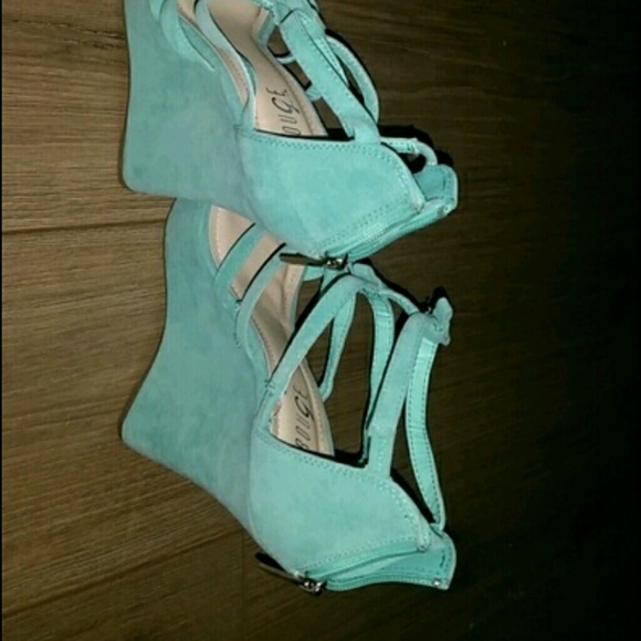 Beautiful Turquoise Edge - Picture 4 of 4