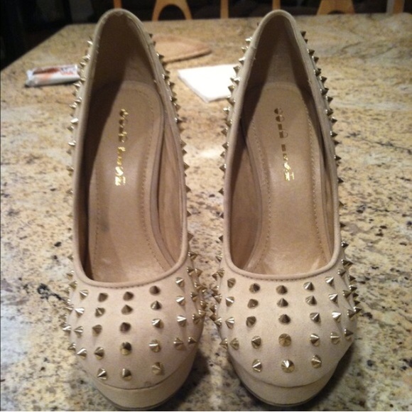 Golden spike nude pumps - Picture 2 of 4
