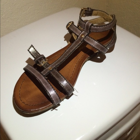 Buckled up sandals - Picture 2 of 3