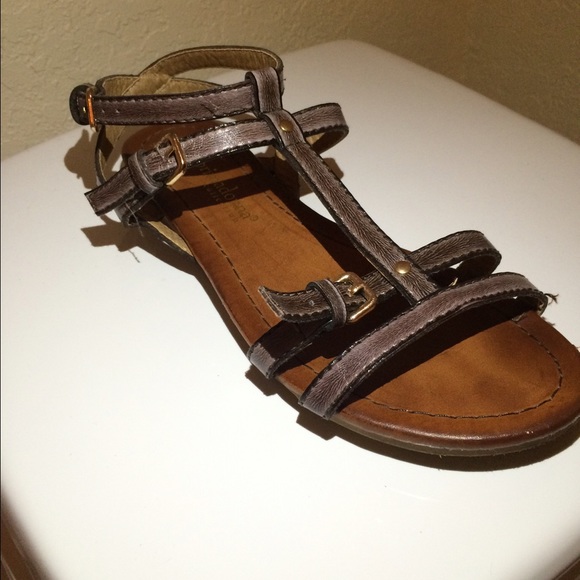 Buckled up sandals - Picture 3 of 3