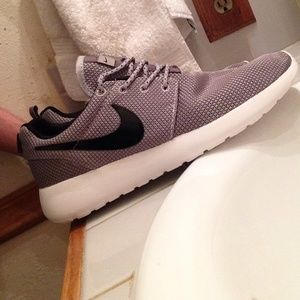Nike roshe runs (size 8-9)