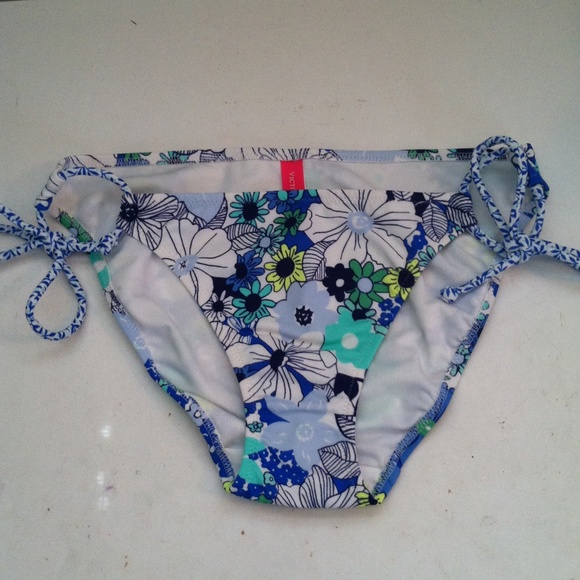 Victoria's Secret Bikini Bottoms - Picture 2 of 4