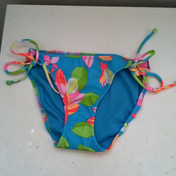 Victoria's Secret Bikini Bottoms - Picture 3 of 4