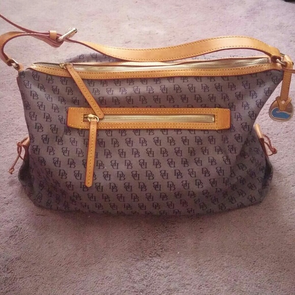 Dooney & Bourke Handbags - Dooney & Bourke bag *Authentic*