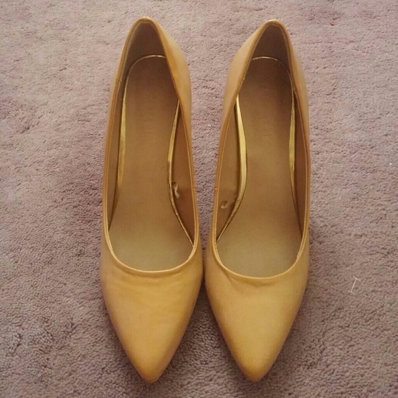 Nude pumps