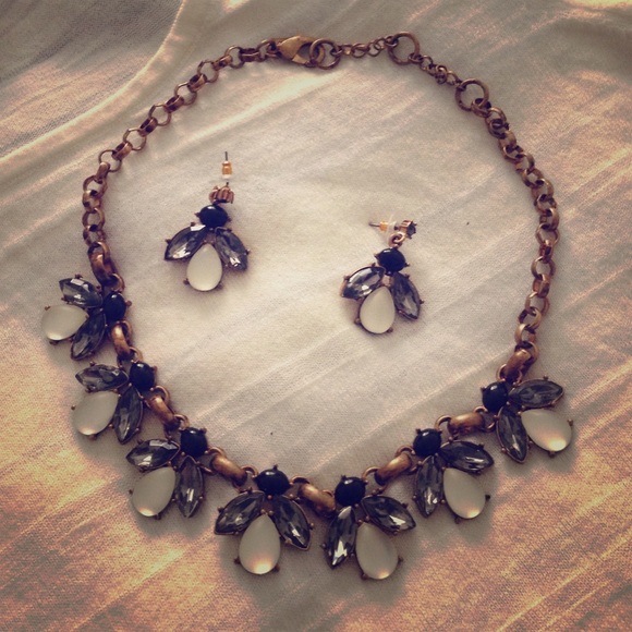 Banana republic necklace and earrings