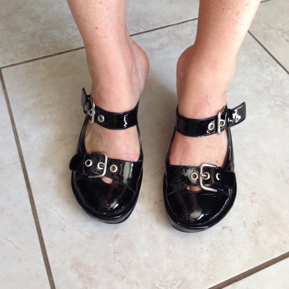 Born patent leather w buckle detail wedges