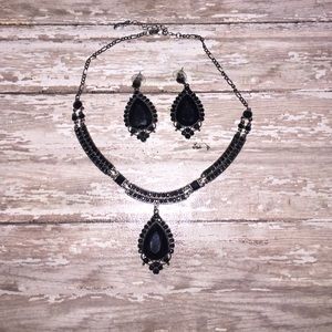 Black elegant necklace and earring set
