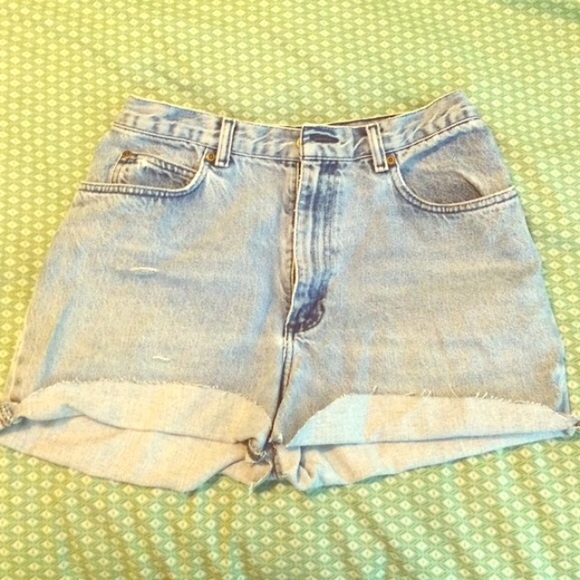 SOLD🚫 Distressed High-waisted shorts - Picture 2 of 4