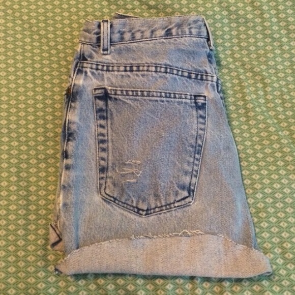 SOLD🚫 Distressed High-waisted shorts - Picture 3 of 4