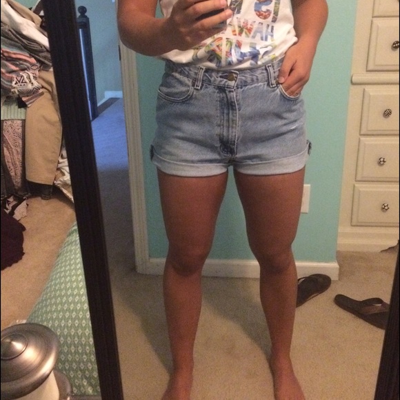 SOLD🚫 Distressed High-waisted shorts - Picture 4 of 4