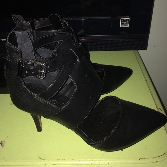 Black closed toe heels