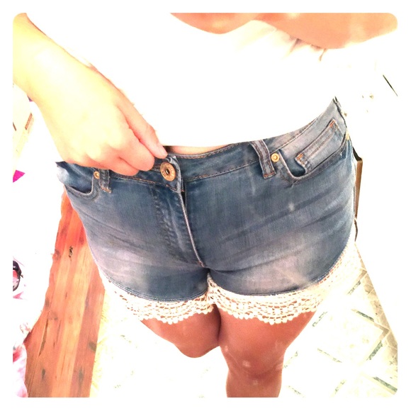 Cute high waisted shorts with white lacy detail