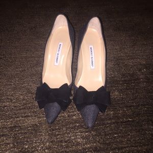 Gray and black bow pumps