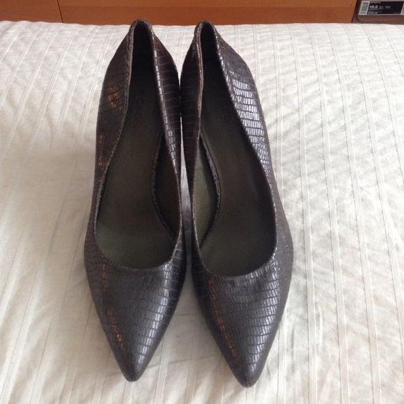 BCBGeneration snake skin style pumps size 7.5
