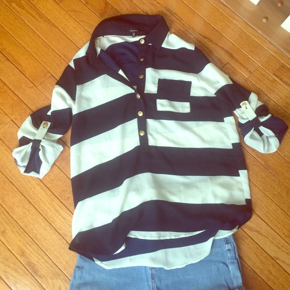 💥SOLD💥 Striped Top w/ Anchor Button Detail