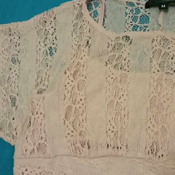 Beautiful lace top - Picture 2 of 4