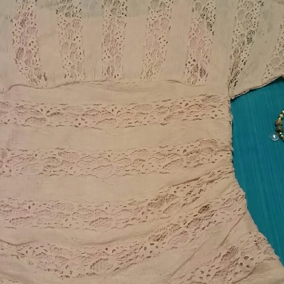Beautiful lace top - Picture 3 of 4