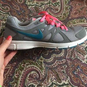 Gently used nike tennis shoes.