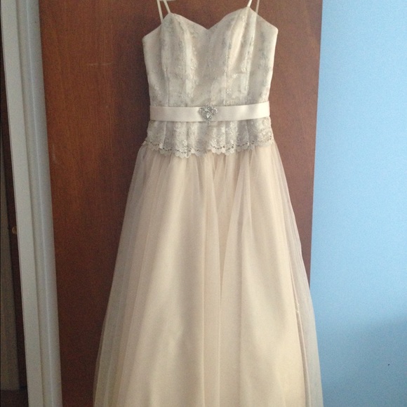 Prom gown size 4, worn only once! Super steal! - Picture 3 of 4
