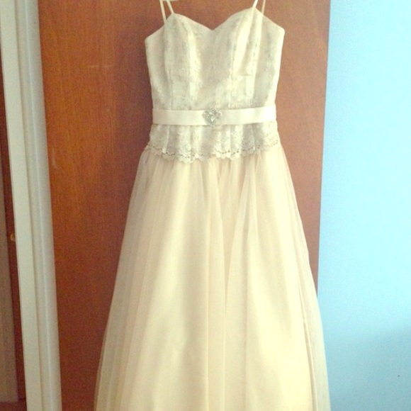 Prom gown size 4, worn only once! Super steal! - Picture 1 of 4