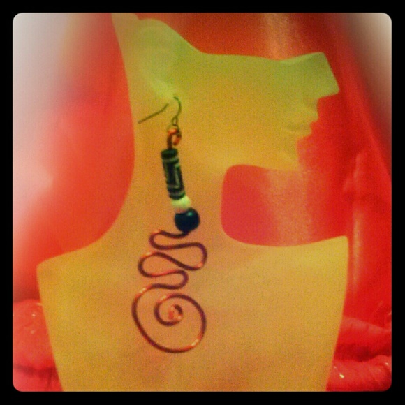 Naturally flyy red & black earrings!