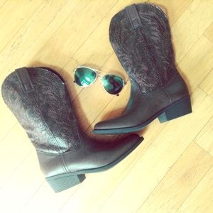 Dark brown boots😻