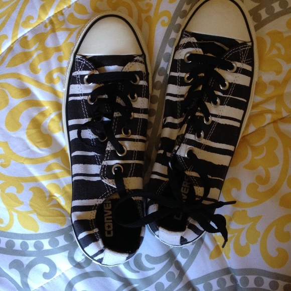 Converse black and white stripped