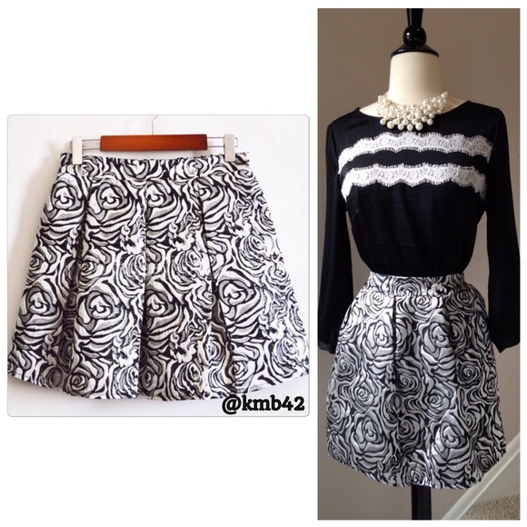Threads & Trends Dresses & Skirts - Silver Floral Mini Skirt