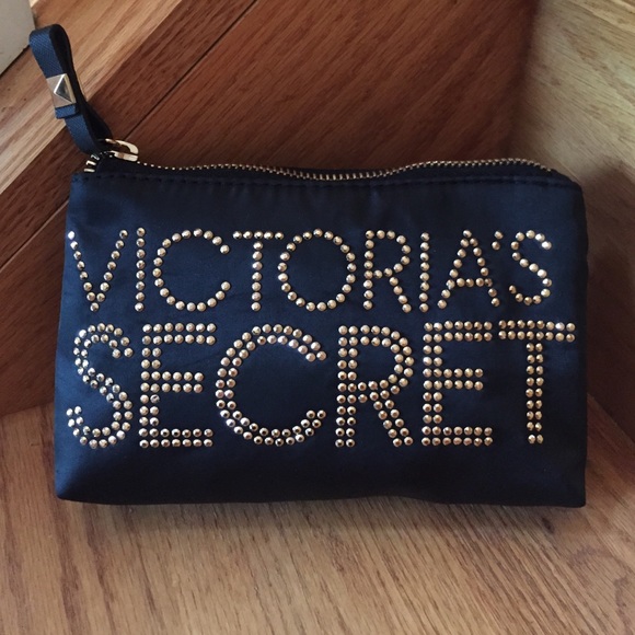 Victoria's Secret Accessories - 🎉🎈HOST PICK🎈🎉 Victoria's Secret makeup bag