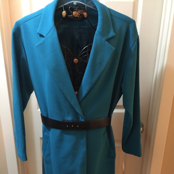 Peacock color jacket w/ black belt accent 🍷