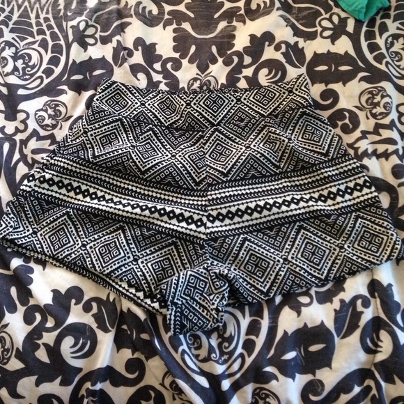 Black and white high waisted patterned shorts - Picture 1 of 2