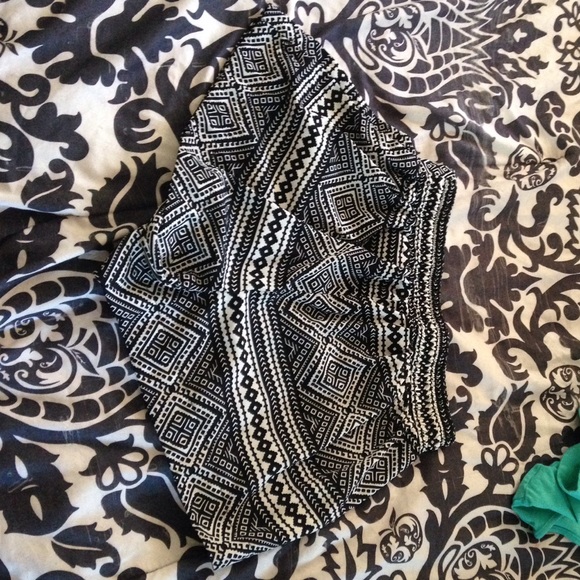 Black and white high waisted patterned shorts - Picture 2 of 2