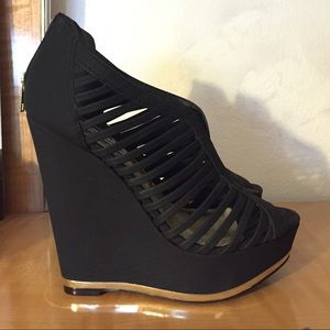 Steve Madden blk cage wedge w metallic detail