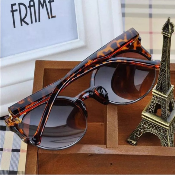 • Retro Cateye Sunnies • - Picture 2 of 4