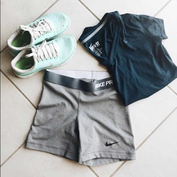 🎉🎉🎉 FLASH SALE NIKE PRO top :)